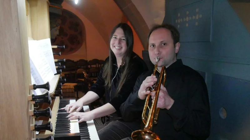 Das Silvesterkonzert von Kantorin Lea Marie Lenart (Orgel und Klavier) und Trompeter Svetoslav Donev kommt bestens bei den G&auml;sten an. - &copy; Thomas Kr&uuml;gler