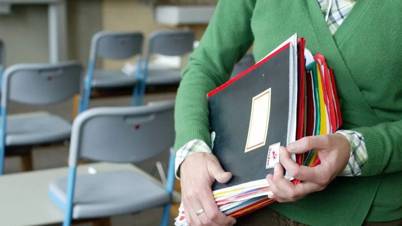 Auf dem Sprung: Tausende Lehrkräfte in NRW sind wegen des Personalmangels an andere Schulen abgeordnet - laut Schulministerium in den meisten Fällen auf freiwilliger Basis. - © imago/photothek