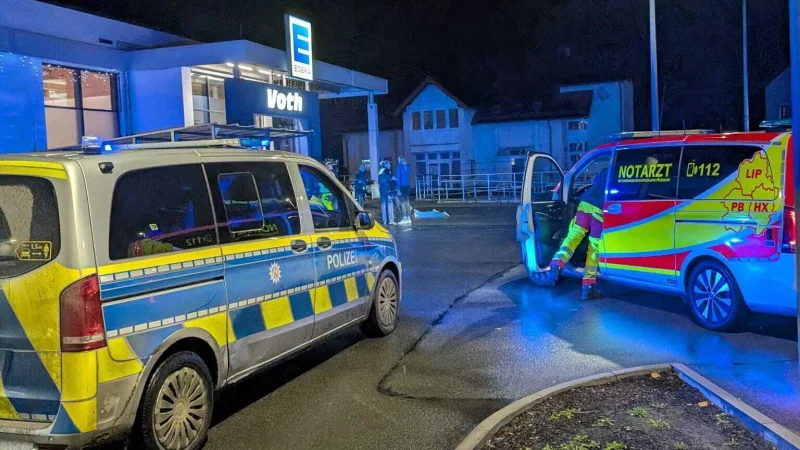 Die tödliche Messerattacke im Kassenbereich des Edeka-Marktes in Brake macht weiter fassunglos. Jetzt wurde bekannt: Jemand soll den am Boden liegenden getöteten Jugendlichen gefilmt und das Video verbreitet haben. - © Annika Langhagel