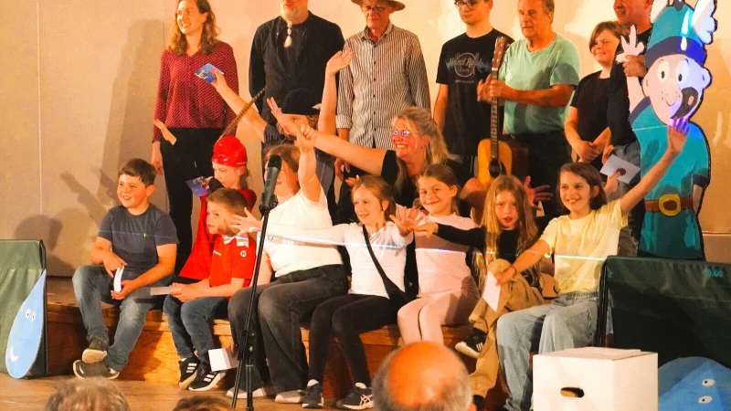 Beifall f&uuml;r die Darsteller und Beteiligten des Kindermusicals. - &copy; Gemeinde Schlangen