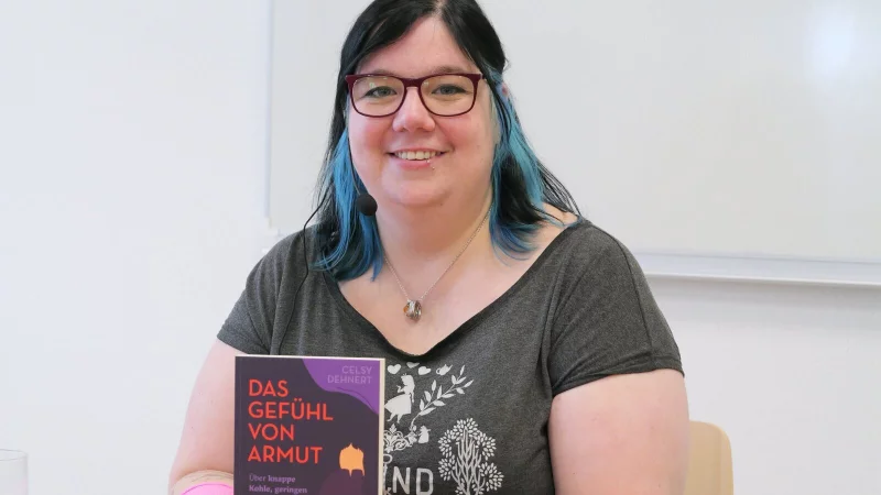 Celsy Dehnert liest aus ihrem Buch "Das Gefühl von Armut" und übt Kritik an der Wohlstandsverteilung im Land. - © Thomas Krügler