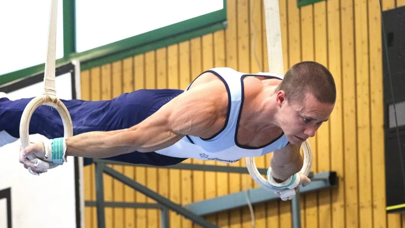 Eine "Schwalbe" an den Ringen: Der Norweger Niklas Marton Syverhuset zeigt im Dress des TuS Leopoldsh&ouml;he H&ouml;chstleistungen. - &copy; Oliver K&ouml;nig