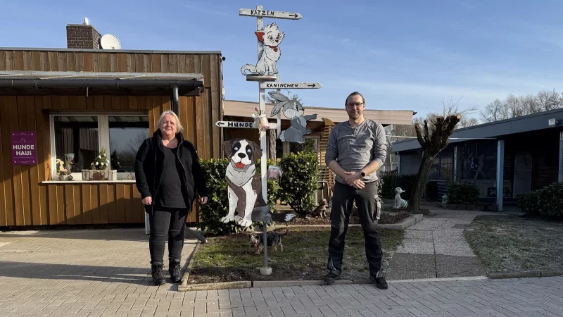 Melanie Vogt und Bj&ouml;rn Schakat vom Tierheim freuen sich auf viele Besucherinnen und Besucher. - &copy; Sven Kienscherf