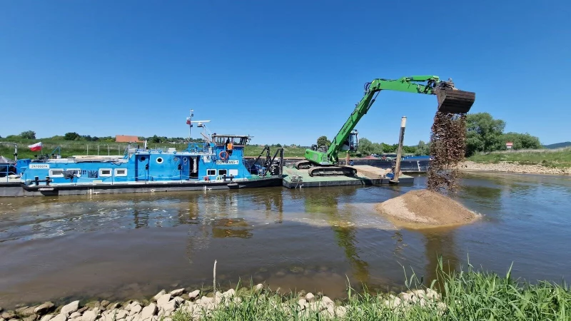 Ein Bagger schaufelt den Sand vom Schiff, um es zu befreien. - © Nadine Uphoff