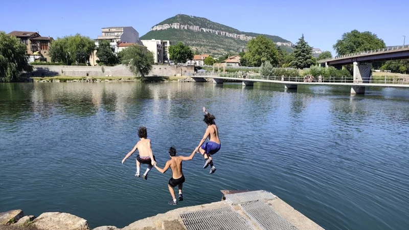 Kinder springen in Innenstadtn&auml;he am Sportbereich der Maladrerie in den Tarn. Im Hintergrund der Puncho d'Agast, Millaus Hausberg. - &copy; Friedrich-Wilhelm Schulte