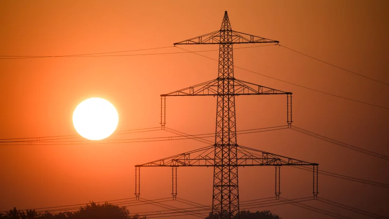 Am Freitagmorgen hat es eine kurze Schwankung im Stromnetz gegeben. Ein richtiger Ausfall lag laut den Stadtwerken jedoch nicht vor. - &copy; Julian Stratenschulte/dpa