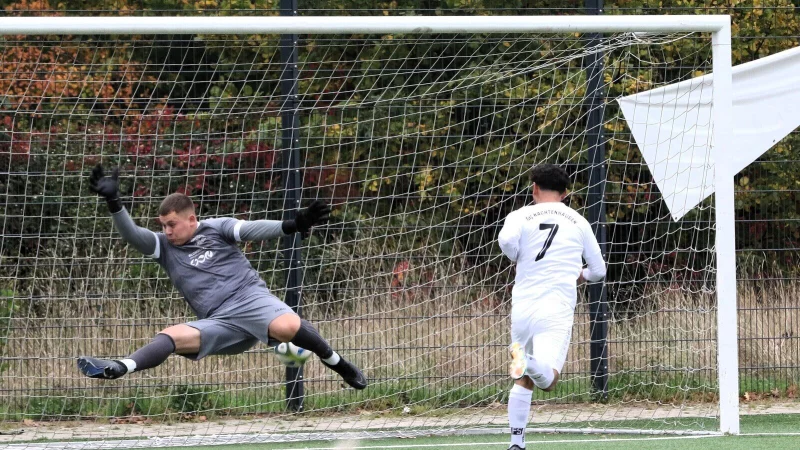 Blombergs Torwart Jannik Motzkun hat keine Chance. Der völlig frei stehende Mesut Demir köpft zum 1:0 für den TuS Kachtenhausen ein. - © Oliver König