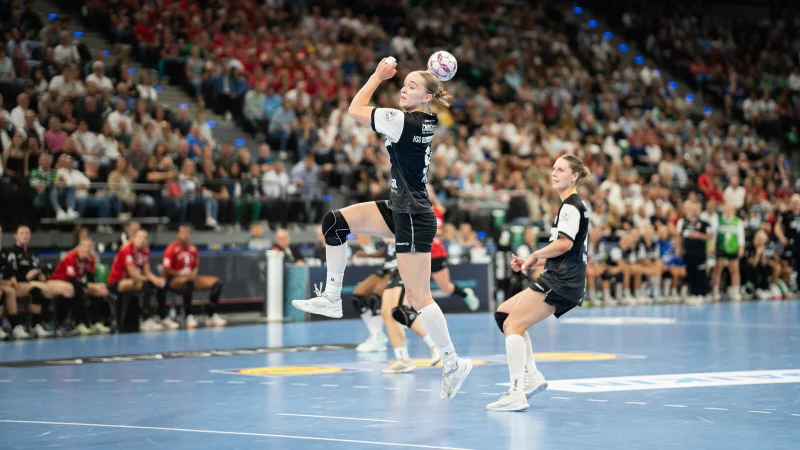 Freie Bahn für Nieke Kühne von der HSG Blomberg-Lippe im Supercupspiel gegen den Thüringer HC. - © Timon Peters