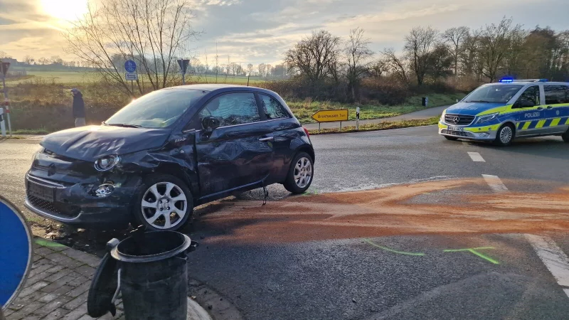 An der Ecke Lemgoer Straße/Brokhauser Straße in Detmold stoßen am Freitagmorgen zwei Fahrzeuge zusammen. - © Nadine Uphoff