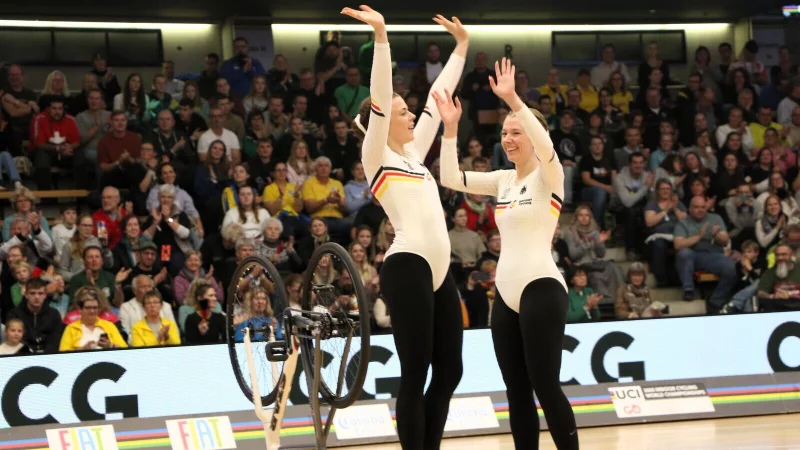 Kim Schl&uuml;ter (links) und Neele Jodeleit strahlen nach ihrem Auftritt. - &copy; Wilfried Schwarz