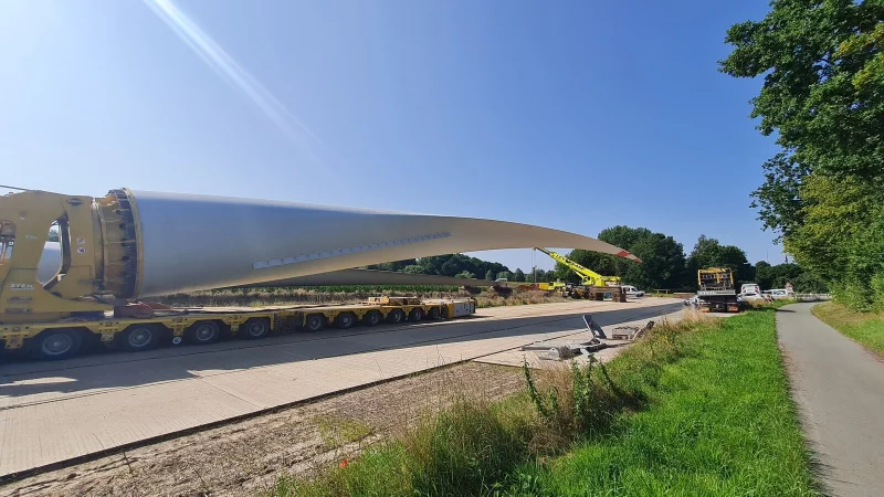 Das war eines der letzten Rotorblätter, das von Wöbbel auf die Reise in den Lügder Windpark gegangen ist. Derzeit räumt die Nachhut die letzten Stahlplatten von der Ackerfläche: Mission beendet. - © Marianne Schwarzer