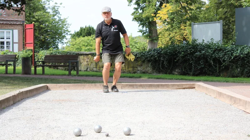 R&uuml;diger Haase beim Wurf: Mit Konzentration und Pr&auml;zision wurde der Blomberger mit seinem Team NRW-Landesmeister im Boule. - &copy; Chiara Wibbeke