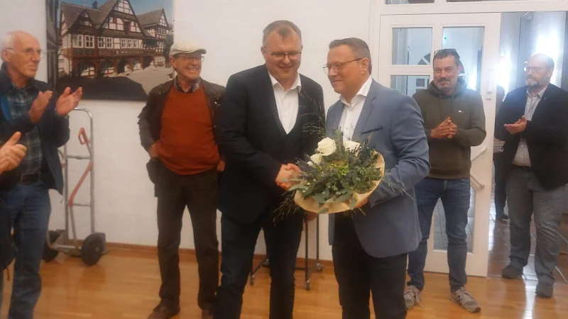 Swen Horstmann (SPD, links) gratuliert seinem Mitbewerber Marco M&uuml;llers (parteilos) zum Wahlsieg. - &copy; Michaela Wei&szlig;e