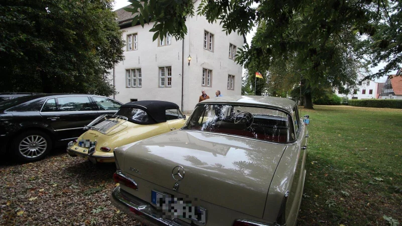 Mit Oldtimern wie diesem Mercedes aus den 60er Jahren oder dem Porsche sind die Leute angereist, die sich f&uuml;r den Kauf des Schlosses Alverdissen interessieren. - &copy; Jens Rademacher