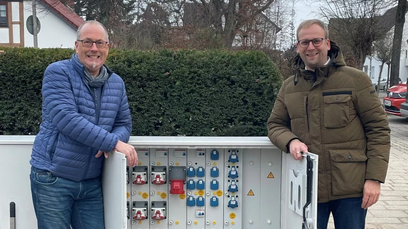 Zentrumsmanager Bj&ouml;rn Strohmeier und Barntrups B&uuml;rgermeister Borris Ortmeier (rechts) freuen sich zum Abschluss des F&ouml;rderprogramms Zukunftsf&auml;hige Innenst&auml;dte und Ortszentren &uuml;ber das gemeinsam erreichte und die Installation der neuen Stromversorgungspunkte im Stadtkern. - &copy; Stadt Barntrup