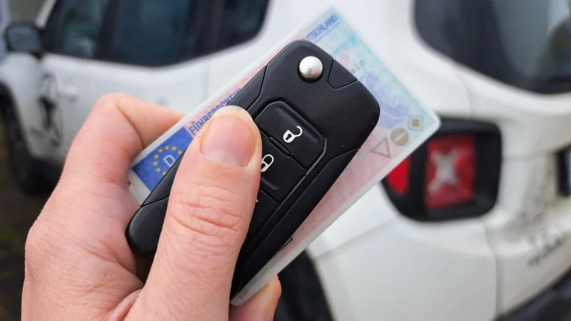 Mit der Reform soll der Führerschein günstiger, Bürokratie soll abgebaut werden. Die Verkehrssicherheit bleibe oberstes Gebot, betont Bundesverkehrsminister Patrick Schnieder. - © Carolin Brokmann-Förster