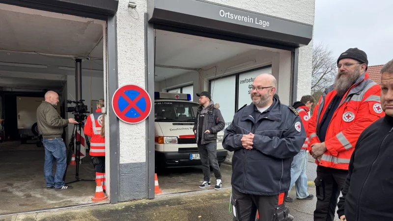 Vorsitzender Oliver Dirker (links) erläutert Vertretern aus Politik und Verwaltung die aktuelle Misere des DRK-Ortsvereins. - © Sandra Castrup