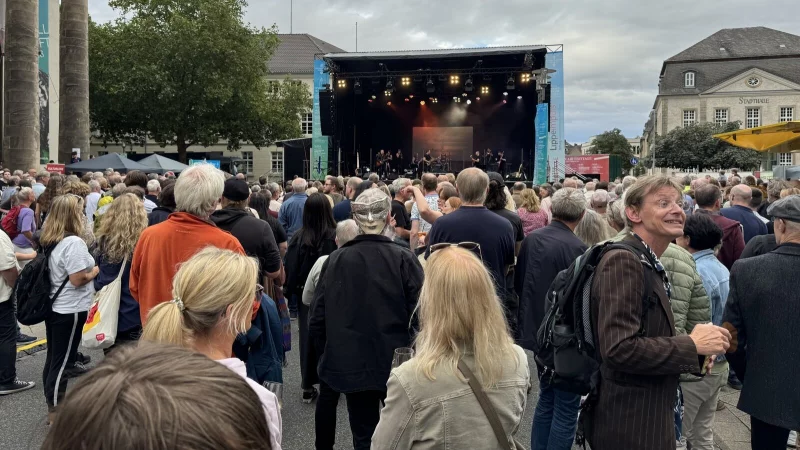 Das Theaterfest hat verdeutlicht, wie viele Menschen hinter "ihrem" Theater stehen. Verbandsvorsteher J&ouml;rg D&uuml;ning-Gast w&uuml;nscht sich: Mehr davon! - &copy; Sven Koch