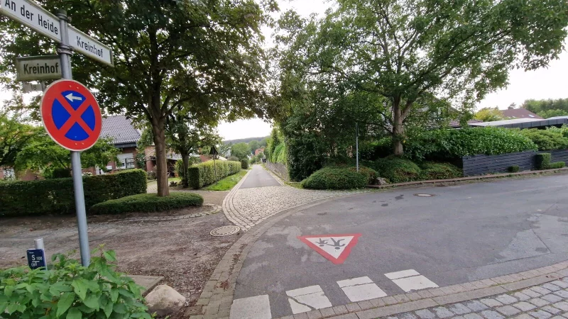 SPD und Grüne könnten sich vorstellen aus der schmalen Straße Kreinhof in der nähe der Grundschule Langenholzhausen eine Einbahn- oder Anliegerstraße zu machen. - © Nadine Uphoff