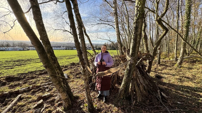 Meistens bringt Inga Bernhard ein Fernglas an ihre Lieblingsecke mit. Von hier aus kann man bis nach Bielefeld gucken. - © Sven Kienscherf