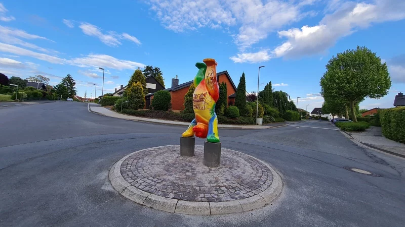 Hier darf er stehen bleiben: Nach seiner Runderneuerung behauptet der bunte Buddy B&auml;r nun endg&uuml;ltig seinen Platz an der Kreuzung Reinickendorfer Stra&szlig;e/Sch&ouml;neberger Stra&szlig;e. - &copy; Marianne Schwarzer