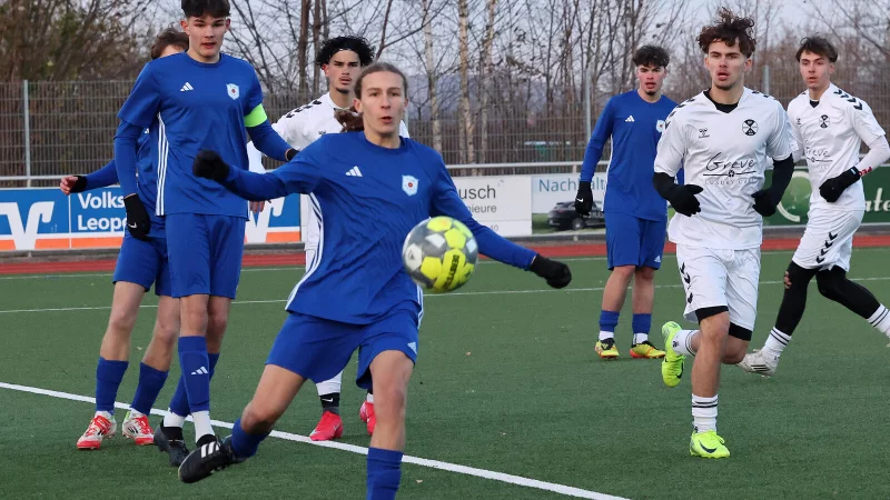 Louis Färber von den A-Junioren des TuS Brake klärt den Ball. - © Paul Cohen