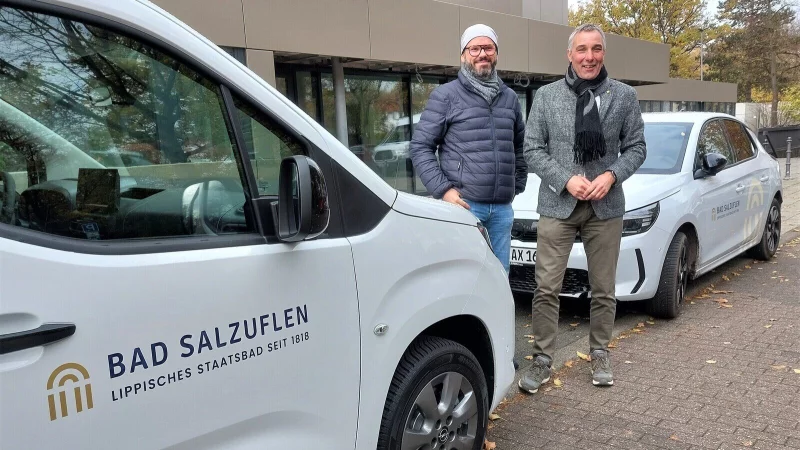 B&uuml;rgermeister Dirk Tolkemitt (rechts) und Fuhrparkmanager Frank Wilke-Frenzel (Stabsleitung Zentraler Service) mit Fuhrpark vor dem Rathaus. - &copy; Stadt Bad Salzuflen