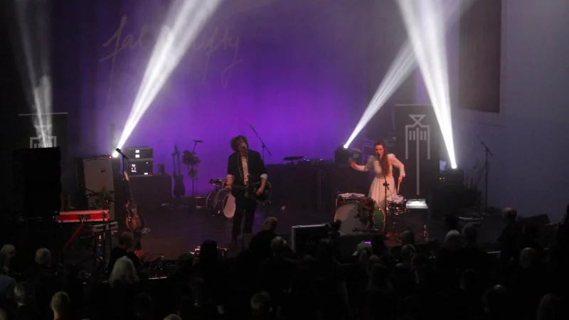 Das Duo False Lefty sorgt mit rhythmischen Beats f&uuml;r bebende Stimmung in der Stadthalle. - &copy; Juliana Szabo