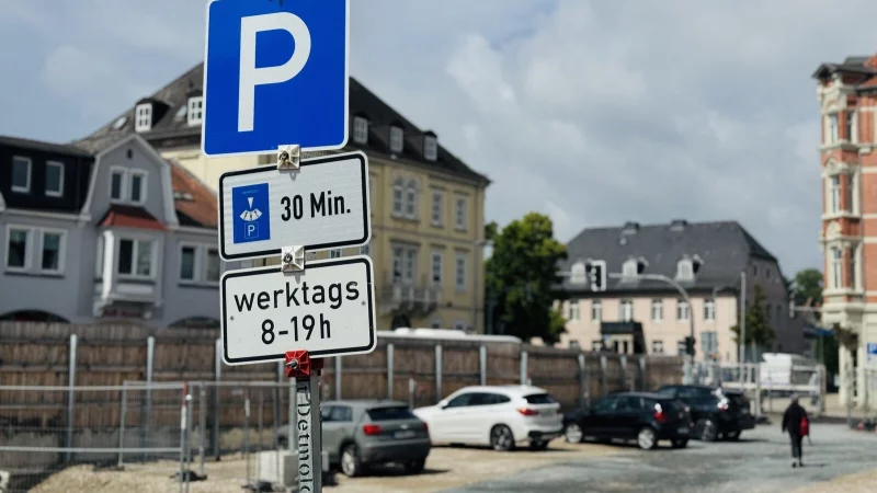 Die angedachte Verlagerung der kostenlosen Kurzzeitparkplätze vom Hornschen Tor in die Krumme Straße wird kritisiert. - © Archivfoto: Raphael Bartling