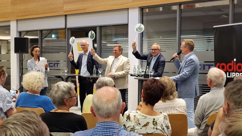 Top oder Flop: LZ-Redakteurin Katrin Kantelberg (links) und ihr Kollege Till Brand (rechts) machen eine Schnellfragerunde mit den Bürgermeister-Kandidaten Dr. Burkhard Pohl (Grüne,von links), Alexander Baer (SPD) und Markus Baier (parteilos, unterstützt von CDU). - © Nadine Uphoff