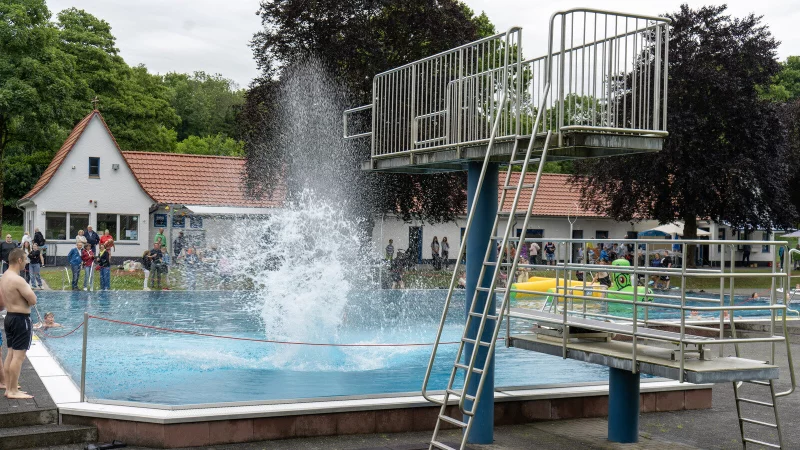 Der "Arschbomben-Wettbewerb" beim Freibadfest im Eggebad-Horn - © Jan Schillmann