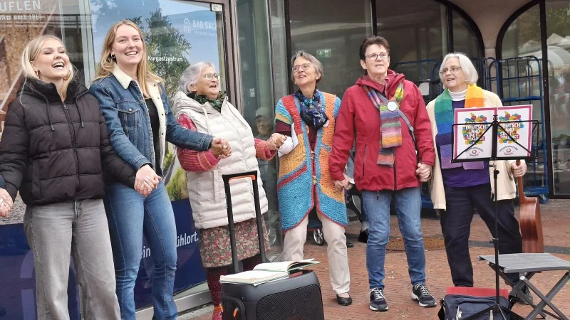 Die Omas gegen Rechts hatten zum gemeinsamen Singen am Tag der Deutschen Einheit auf den roten Platz geladen. - &copy; Omas gegen Rechts