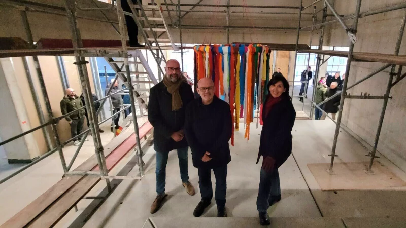 K&auml;mmerer Frank Limpke (von links), Architekt Frank Winterhalter und Schulleiterin Dorit Meier freuen sich auf den Neubau an der Realschule. F&uuml;r das Richtfest hatten Sch&uuml;ler den Kranz gebastelt. - &copy; Katrin Kantelberg