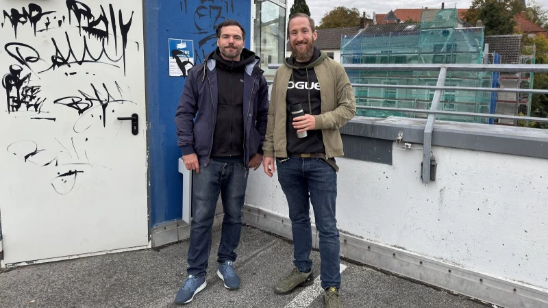 Jona Hauptfleisch (links) und Jan-Pierre Koch stehen auf dem Dach des Parkhauses in der Osterstra&szlig;e. Dort treffen sich h&auml;ufig Jugendliche, auch wenn das eigentlich verboten ist. - &copy; Sven Kienscherf