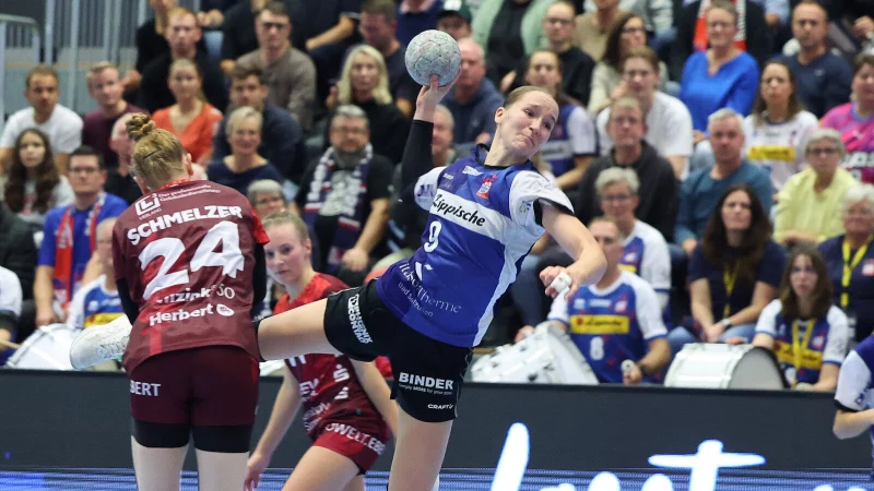 Blombergs Nieke K&uuml;hne mit einer weiteren Einzelleistung im Spiel gegen die HSG Bensheim/Auerbach. - &copy; Paul Cohen