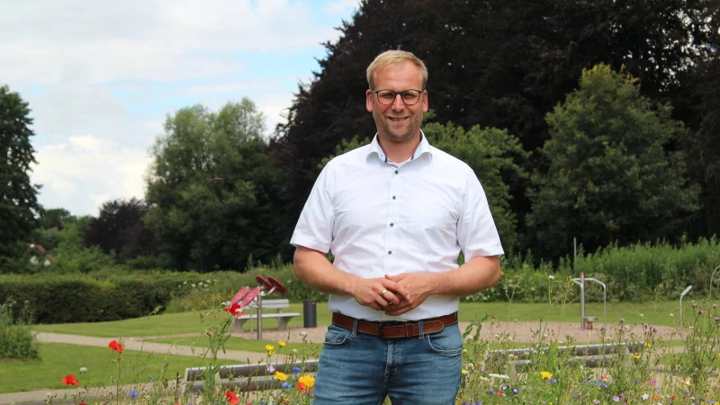 Barntrups Bürgermeister Borris Ortmeier auf dem Multifunktionsfeld im Barntruper Süden, seinem Lieblingsort.?Foto: Nadine Uphoff - © Nadine Uphoff