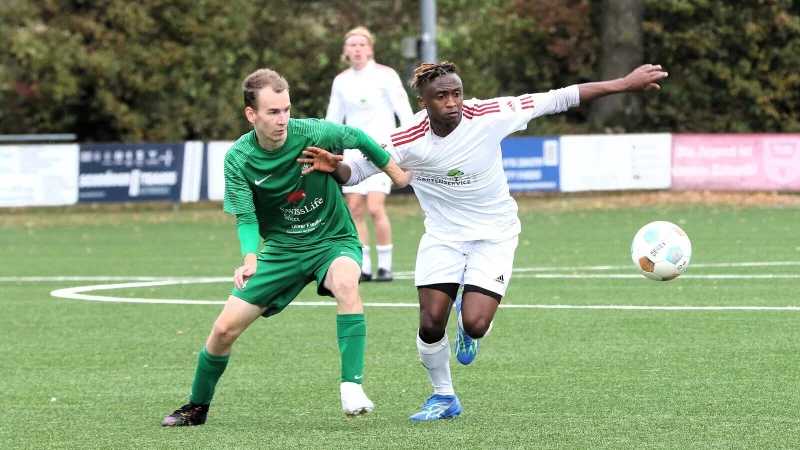 Lipperreihes zweifacher Torsch&uuml;tze Naby Camara sch&uuml;ttelt seinen Gegenspieler Tim Falke ab. Interessant: Der Akteur des FCSSW tr&auml;gt einen dunklen und einen wei&szlig;en Fu&szlig;ballschuh. - &copy; Oliver K&ouml;nig
