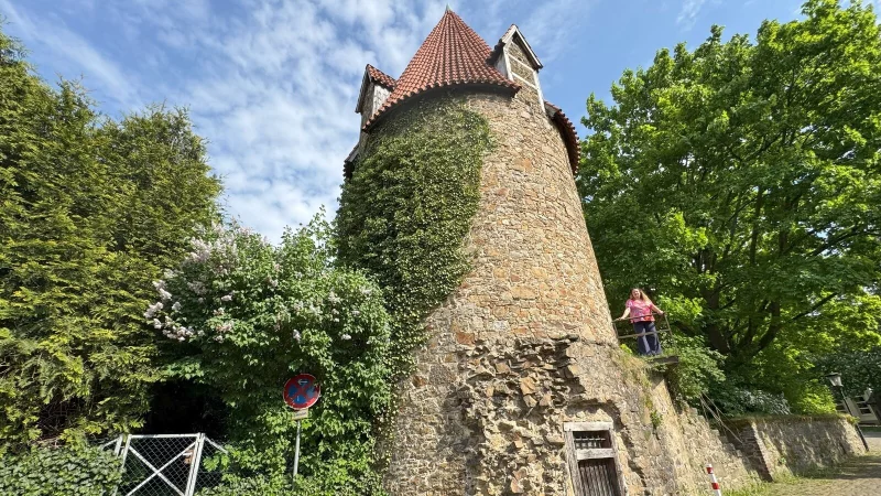 Sabine Mirbach steht auf der Treppe des Katzenturms. - © Sven Kienscherf
