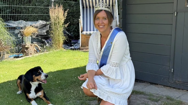 K&ouml;nigin Janina Balk in ihrem Garten mit Hund "King Louie". - &copy; Sven Kienscherf
