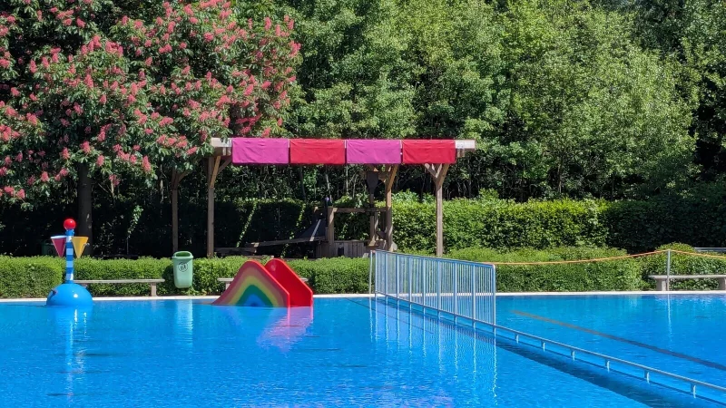 Sonnige Aussichten? Das Freibad in Heiden, betrieben von einer Initiative Ehrenamtlicher, hofft auf weitere Modernisierungen im Rahmen des neuen Bäderkonzepts. - © Freibadinitiative Heiden e. V.