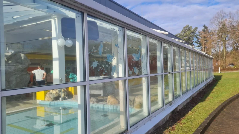 Noch ist es in Betrieb, aber eigentlich braucht das Hallenbad in Blomberg dringend eine Sanierung. - &copy; Marianne Schwarzer