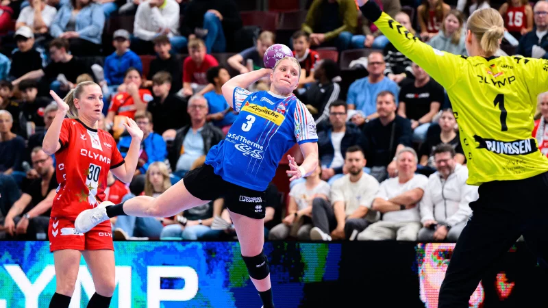 Blombergs Kreisläuferin Laura Rüffieux lässt in dieser Szene die Ludwigsburgerin Jenny Behrend stehen. - © Marco Wolf