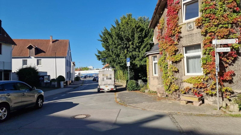 Bis zum Abzweig Dammstra&szlig;e d&uuml;rfen Autofahrer nur zwei Stunden parken. Diese Regelung in der Braker Mitte soll bis zum Ende der Stra&szlig;e verl&auml;ngert werden. - &copy; Nadine Uphoff