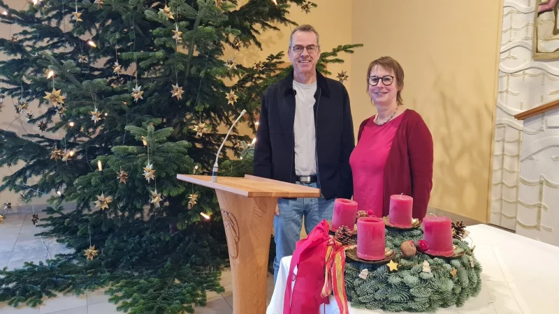 Sie hat ihn rekrutiert: Claudia Ostarek freut sich darauf, dass Ex-B&uuml;rgermeister J&ouml;rg Bierwirth sich in ungewohnter Weise am Weihnachtsgottesdienst in Schieder beteiligt. - &copy; Marianne Schwarzer