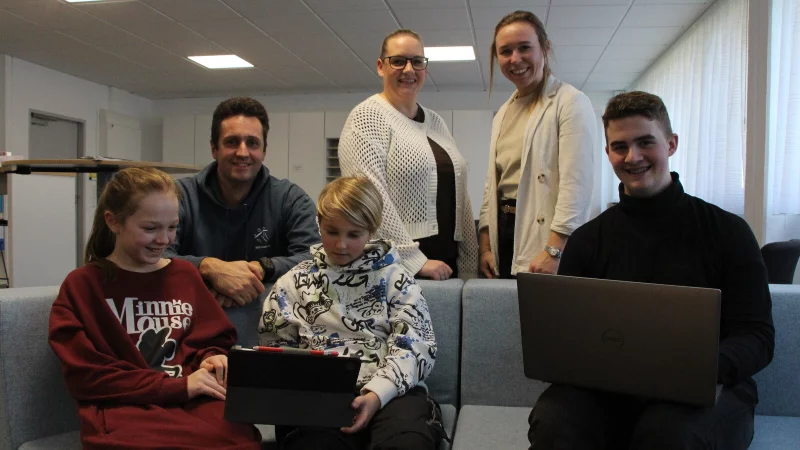 Vom reibungslosen Unterricht am Unwetter-Montag berichten (vorne, von links) die Sch&uuml;ler Celina Kr&ouml;ker, Naeven Lindow und Marlon Levi sowie die Lehrer (hinten, von links) Andr&eacute; Kahle, Rektorin Monika Precker und Digitalisierungsbeauftragte Jenny Wolf. - &copy; Till Brand