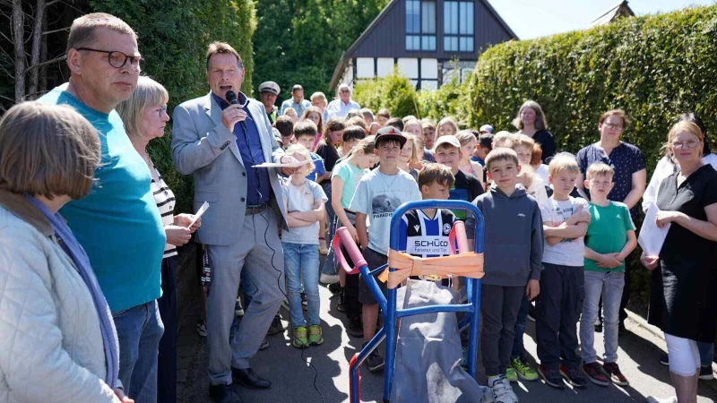 Bürgermeister Frank Hilker freut sich bei der Enthüllung der Stolpersteine in Pivitsheide über den musikalischen Beitrag der Schüler der Kusselberg-Schule. - © Stadt Detmold