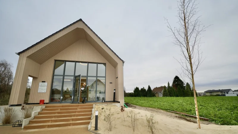 Vor dem auff&auml;lligen Praxisgeb&auml;ude wurde eine k&uuml;nstliche D&uuml;ne (mit einer Birke mittendrin) aufgesch&uuml;ttet. - &copy; Apple Photos Clean Up