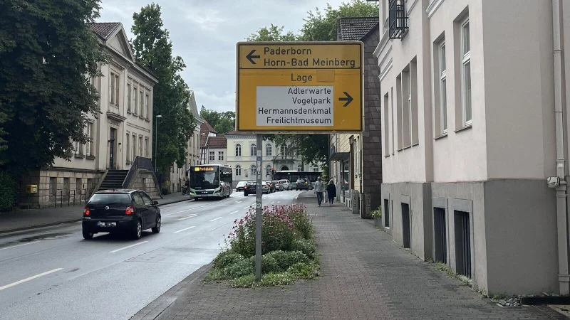 Eine Reihe von Wegweisern und Schildern an den Straßen im Stadtgebiet zeigen die Richtung zum Freilichtmuseum an. Der Begriff wird ab Juni 2026 veraltet sein. - © Jana Beckmann