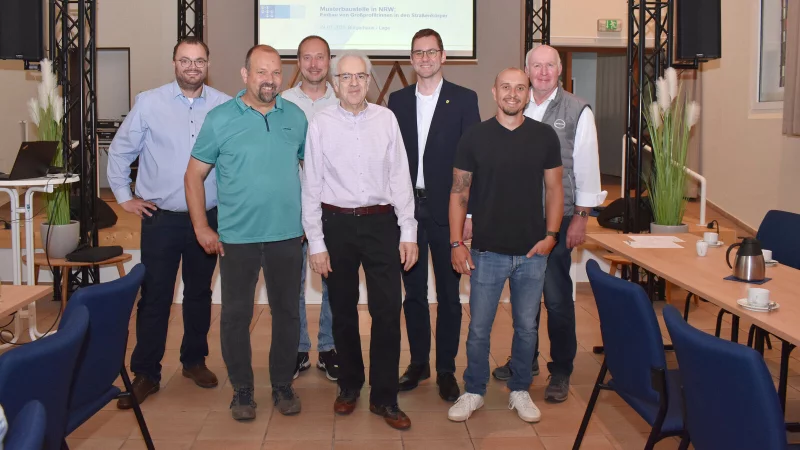 B&uuml;rgermeister Matthias Kalkreuter (Dritter von rechts) begr&uuml;&szlig;te die Fachreferenten und Organisatoren Marc Jansen (Kommunal Agentur NRW, ganz links, im Weiteren von links), Sven Anders (Fachteamleiter Stadtentw&auml;sserung), Jan Runte (Fachteam Stadtentw&auml;sserung), Walter Kolditz (Ingenieurb&uuml;ro Redeker), Sven Ranft (Fachteam Stadtentw&auml;sserung) und Peter Wingenbach (Firma BIRCO) der Informationsveranstaltung. - &copy; Stadt Lage
