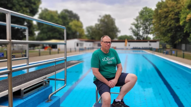 Michael Ernst und das Freibad Lieme. Schwimmer- und Nichtschwimmerbecken, Planschbereich, Spielturm und Wiese bietet das kleine Bad, das die Saison beendet hat. Freitagabend d&uuml;rfen noch einmal Hunde und Halter ins Becken. - &copy; Katrin Kantelberg